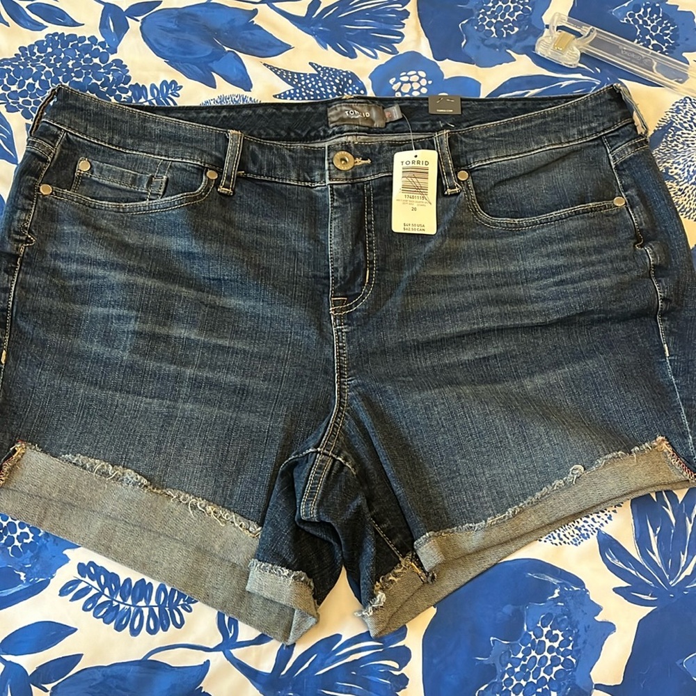 Torrid Plus NWT Denim Jean Short, Size 20